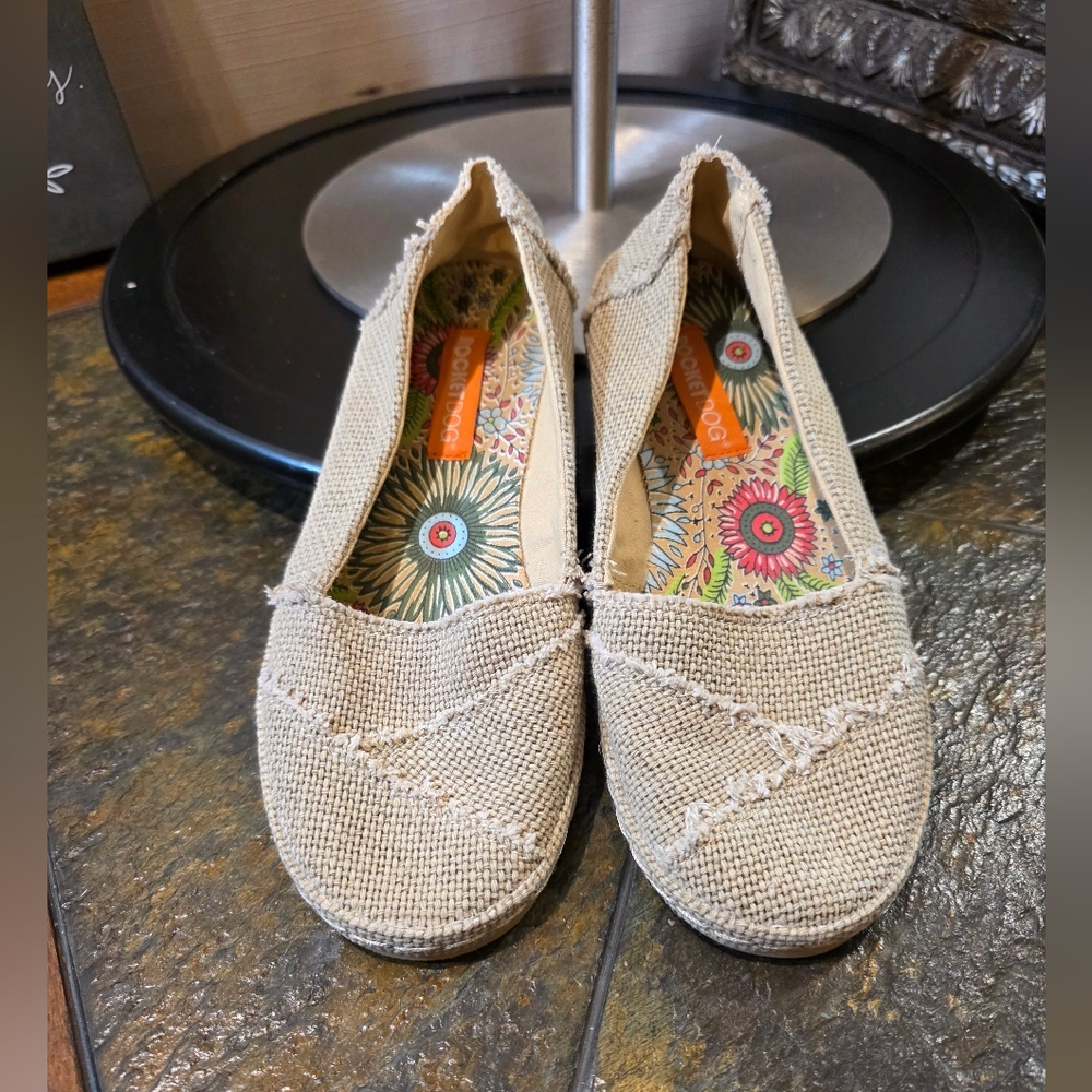 Rocket Dog - Tan Canvas Slip-On Flats.  Sz 9M.  EUC!